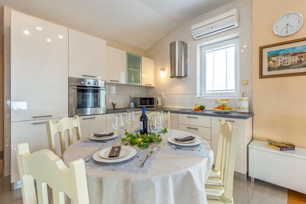 Korina Apartment กอสเตรนา ภายนอก รูปภาพ