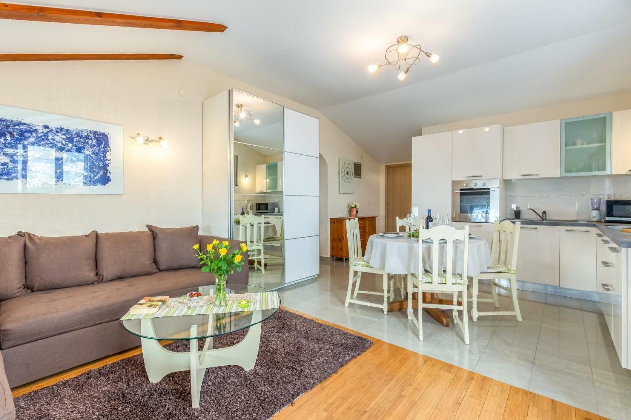Korina Apartment กอสเตรนา ภายนอก รูปภาพ