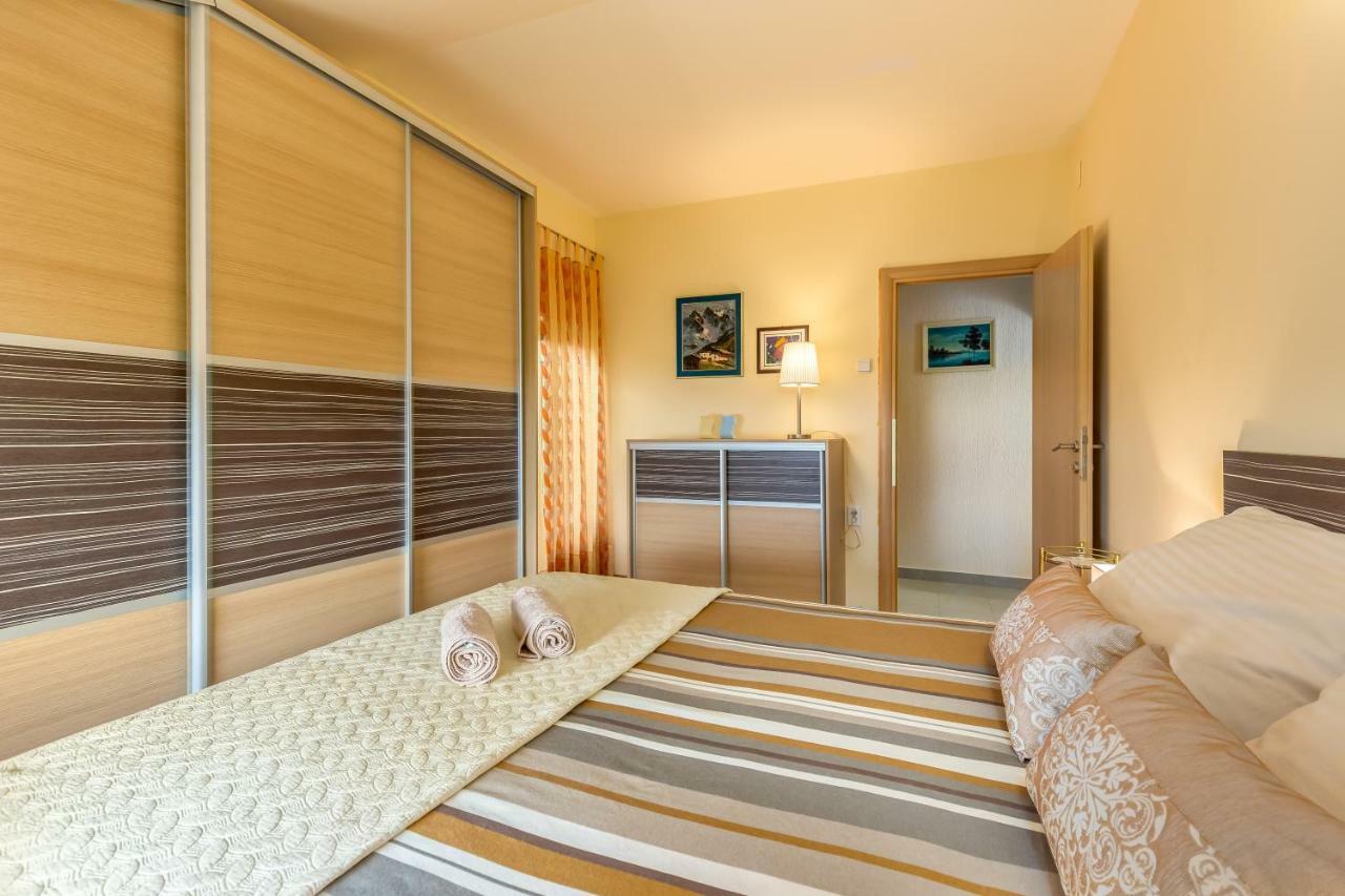 Korina Apartment กอสเตรนา ภายนอก รูปภาพ